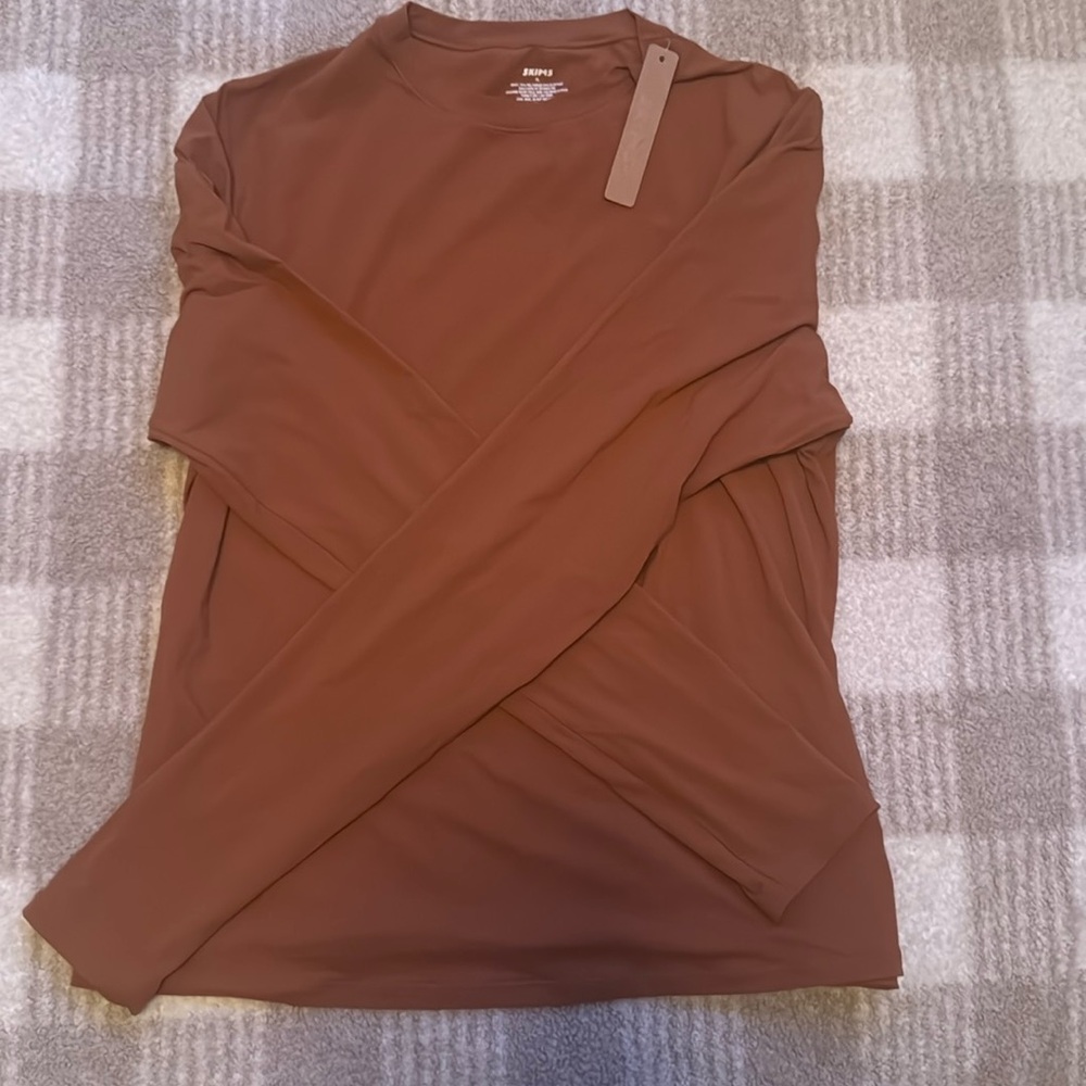 Skims Fit Everybody Long Sleeve T-Shirt Color Bronze